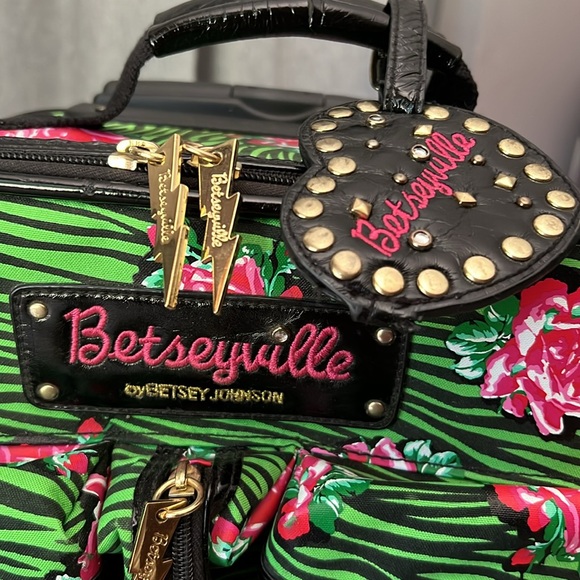 Fun Fun Betseyville Floral Rolling Suitcase - Picture 5 of 16